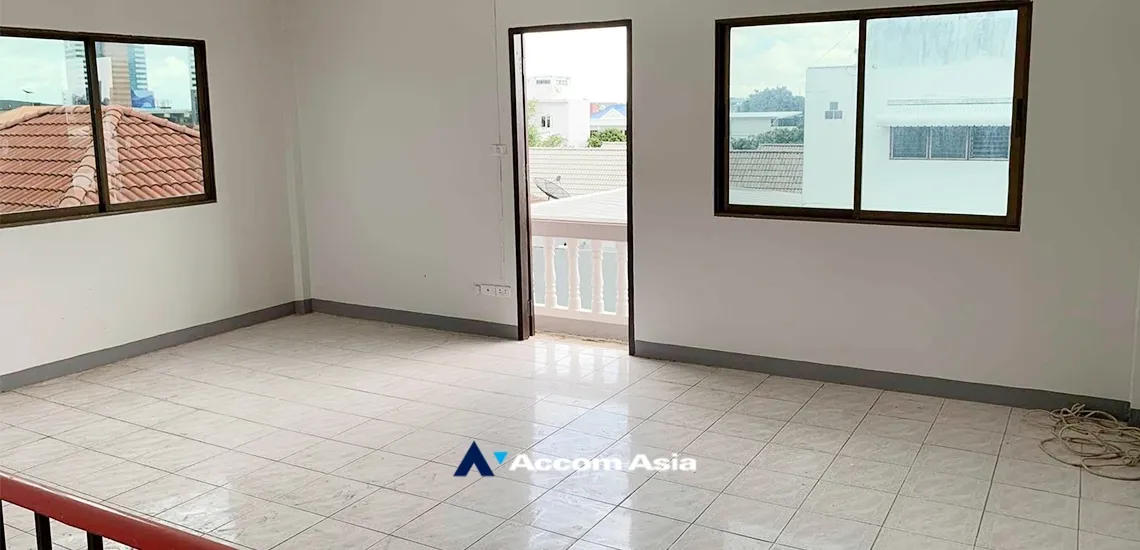unit 8 Bedrooms  House For Sale in Pattanakarn, Bangkok  (AA33747)
