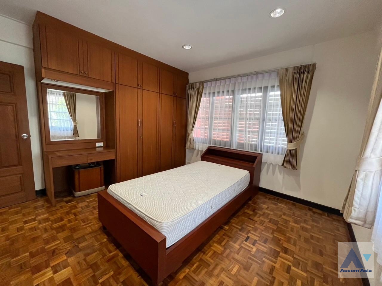 20  4 br House for rent and sale in Phaholyothin ,Bangkok BTS Saphan-Kwai at House in Compound AA33788