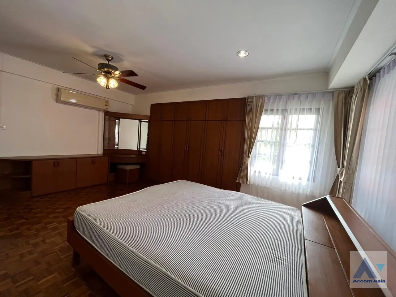 14  4 br House for rent and sale in Phaholyothin ,Bangkok BTS Saphan-Kwai at House in Compound AA33788