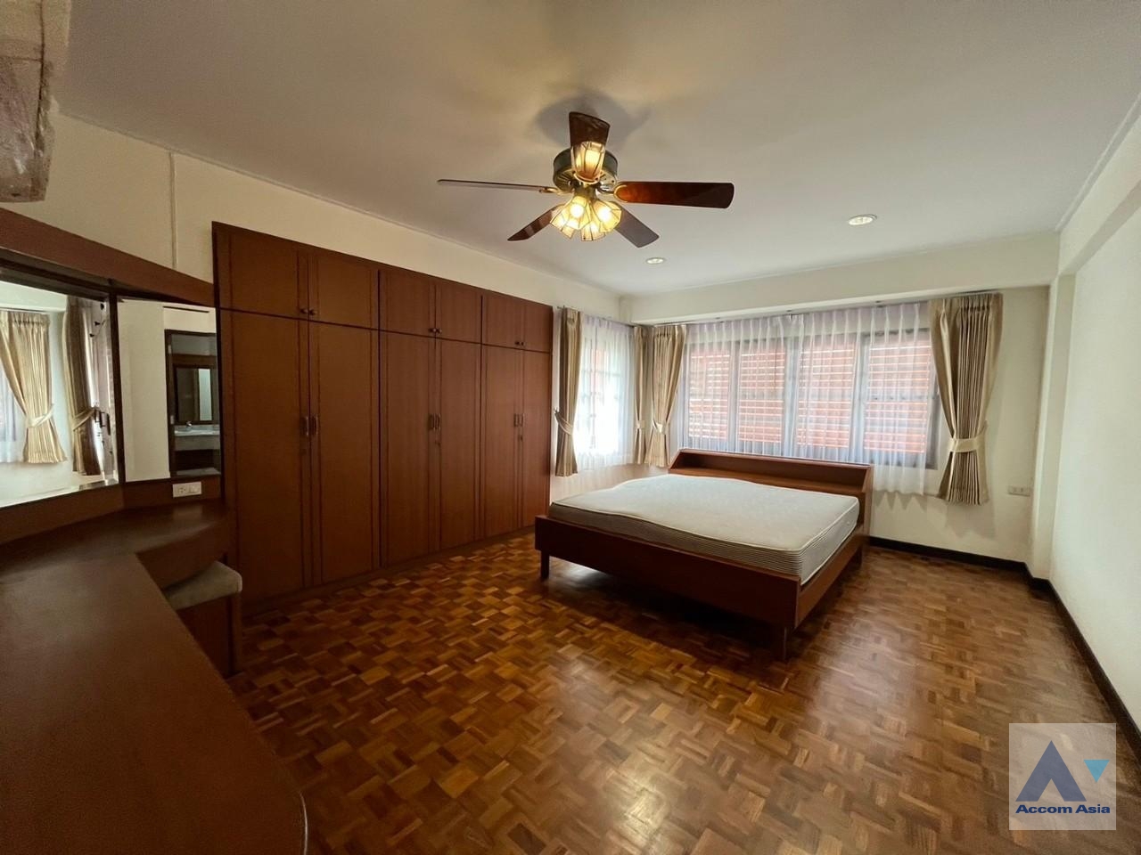 19  4 br House for rent and sale in Phaholyothin ,Bangkok BTS Saphan-Kwai at House in Compound AA33788