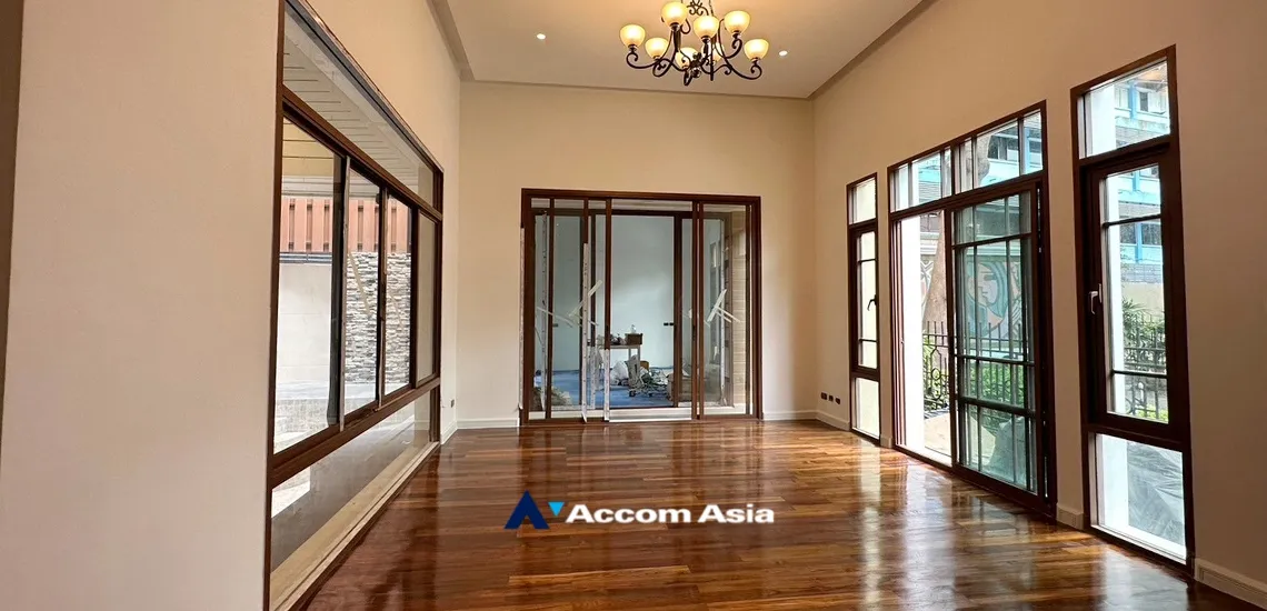 unit 4 Bedrooms  House For Sale in Sukhumvit, Bangkok  near BTS Phra khanong (AA33863)