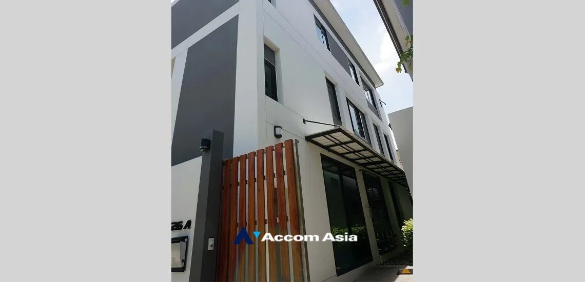unit 5 Bedrooms  House For Sale in Ratchadaphisek, Bangkok  near MRT Rama 9 (AA33922)
