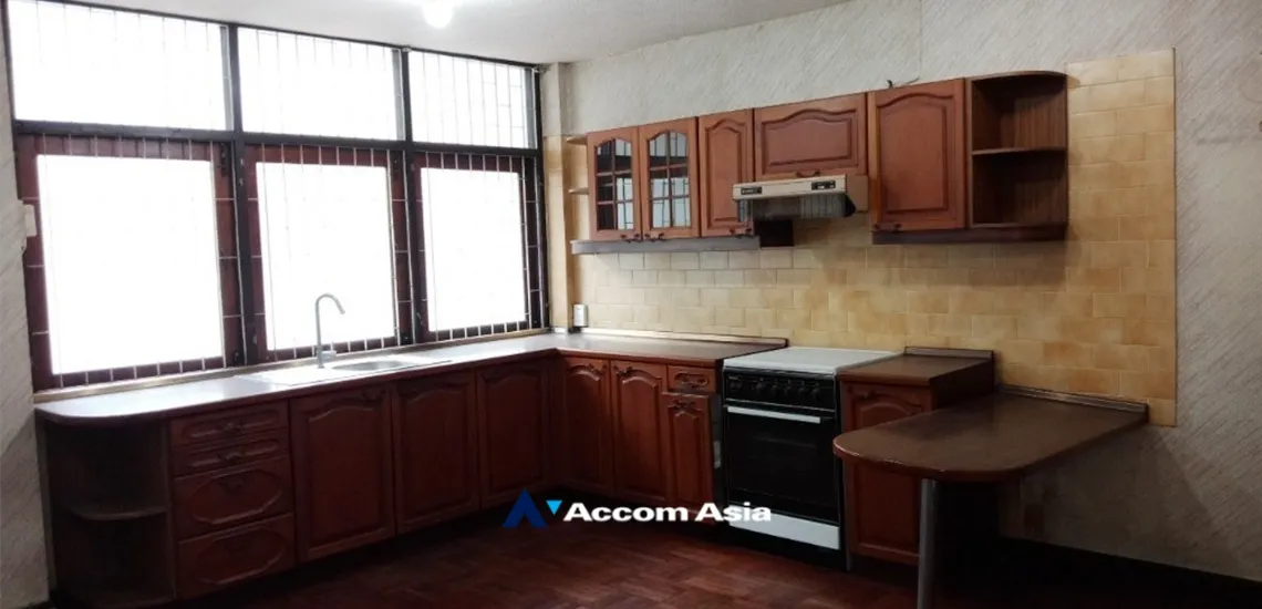unit 5 Bedrooms  House For Rent in Silom, Bangkok  near BTS Saint Louis (AA33973)