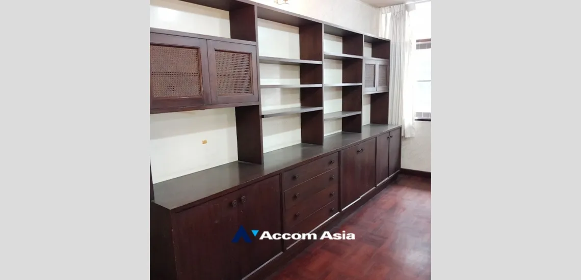 unit 5 Bedrooms  House For Rent in Silom, Bangkok  near BTS Saint Louis (AA33973)