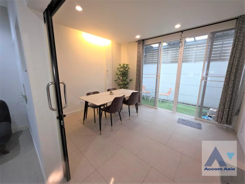 5  4 br Townhouse for rent and sale in Sukhumvit ,Bangkok BTS Ekkamai AA33995