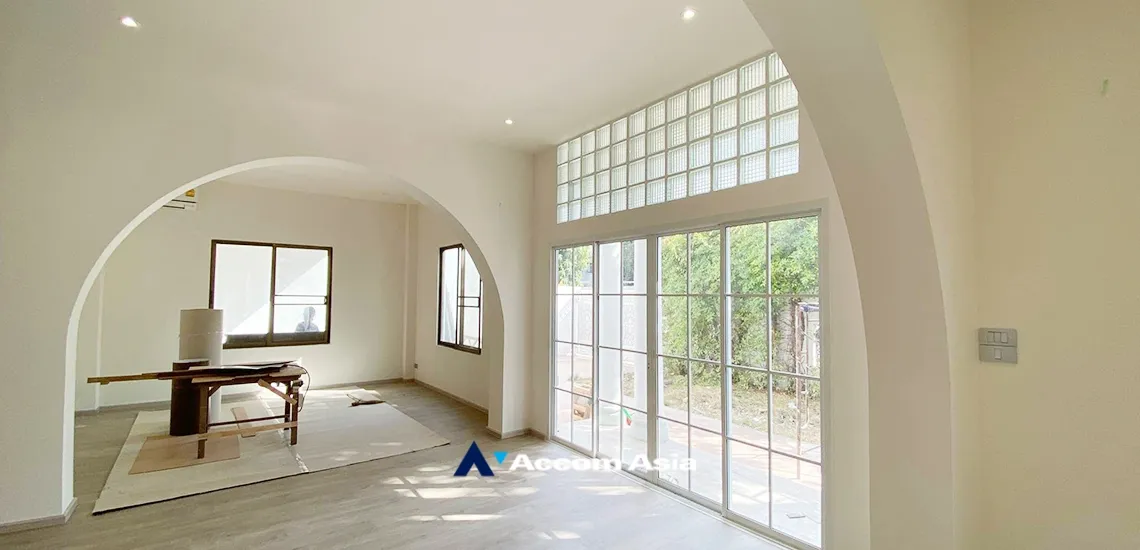 unit 4 Bedrooms  House For Rent in Sukhumvit, Bangkok  near BTS Thong Lo (AA34065)