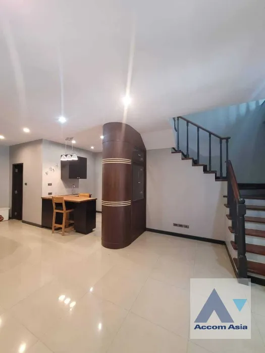unit 3 Bedrooms  Townhouse For Rent in Sathorn, Bangkok  near BRT Wat Dokmai (AA34107)