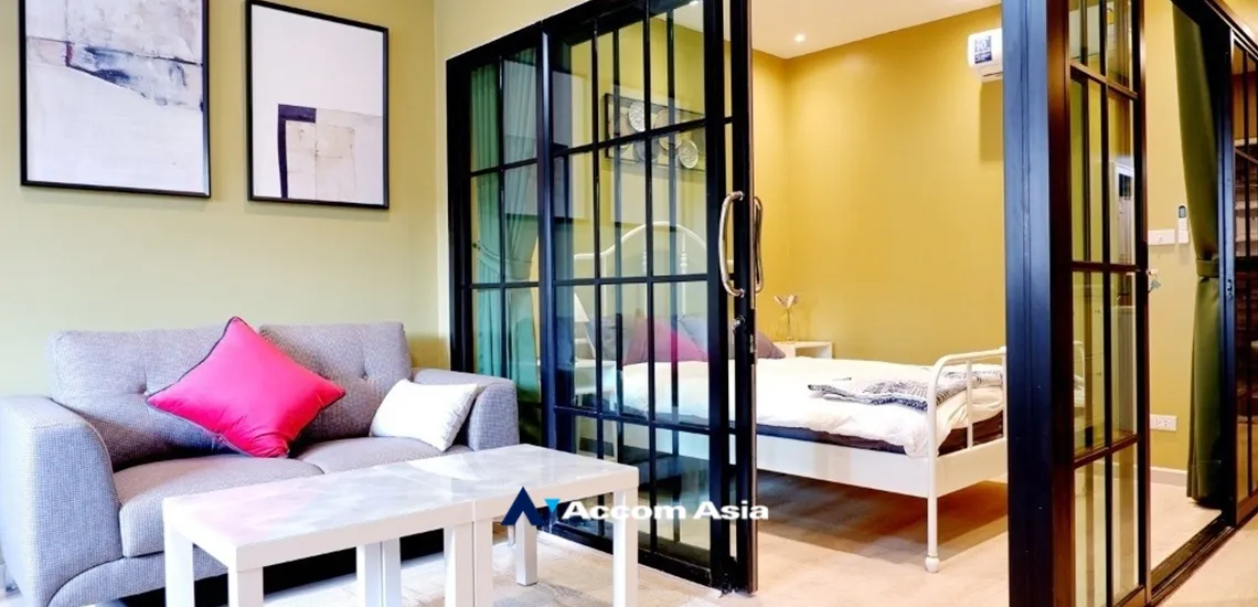 unit 4 Bedrooms  Building For Rent in Silom, Bangkok  near BTS Chong Nonsi (AA34216)