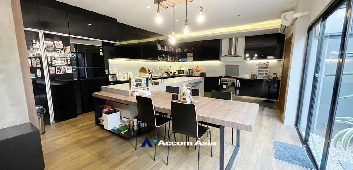 unit 3 Bedrooms  Townhouse For Sale in Bang Na, Bangkok  near BTS Bearing (AA34262)