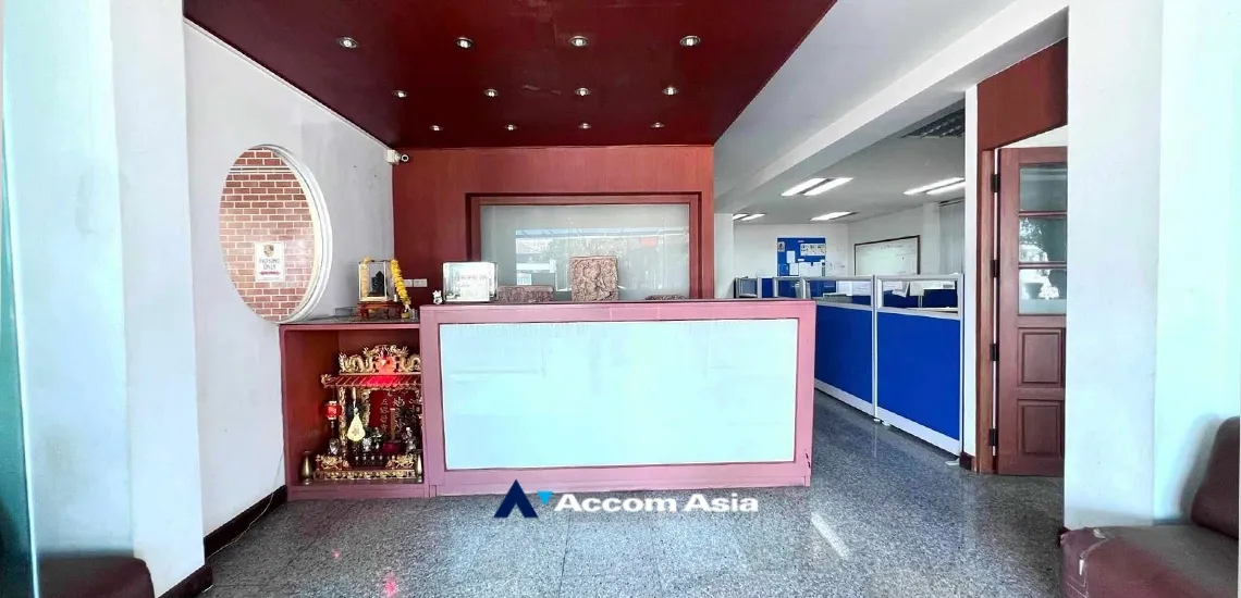 unit 4 Bedrooms  House For Rent & Sale in Lat Phrao, Bangkok  near BTS Thong Lo (AA34374)