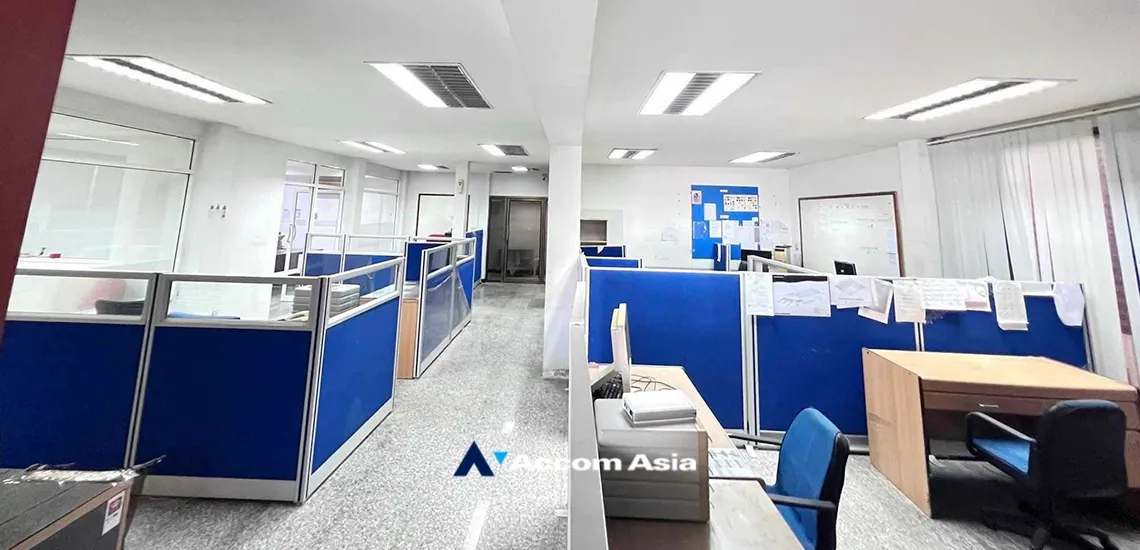 unit 4 Bedrooms  House For Rent & Sale in Lat Phrao, Bangkok  near BTS Thong Lo (AA34374)