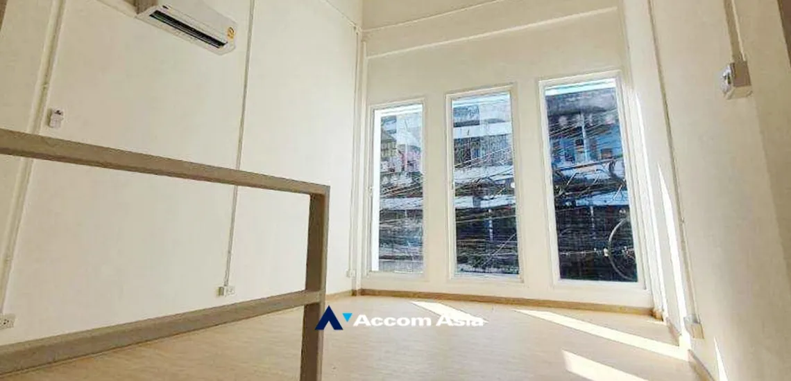 unit Shophouse For Rent & Sale in Sukhumvit, Bangkok  near BTS Ekkamai (AA34378)