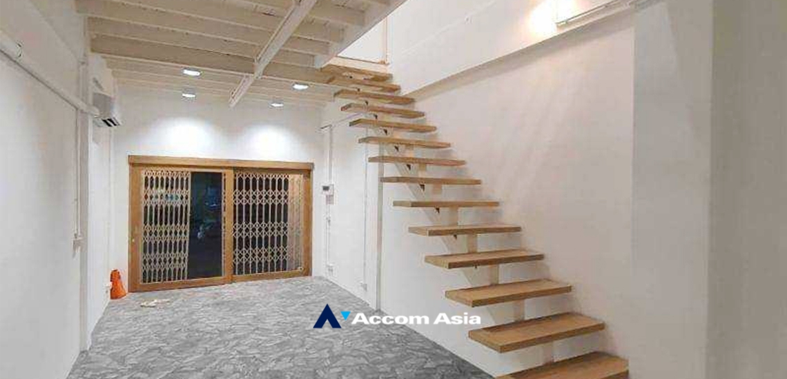  1  Shophouse for rent and sale in Sukhumvit ,Bangkok BTS Ekkamai AA34378