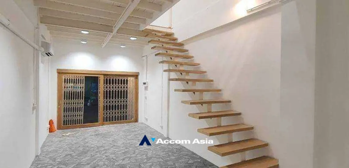 unit Shophouse For Rent & Sale in Sukhumvit, Bangkok  near BTS Ekkamai (AA34378)