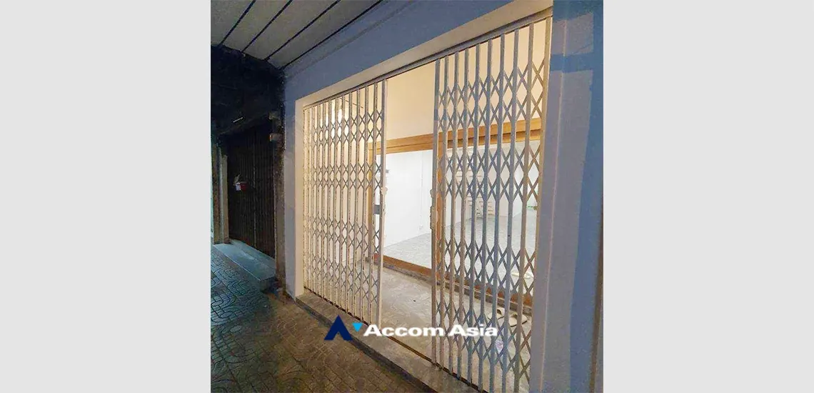  2  Shophouse for rent and sale in Sukhumvit ,Bangkok BTS Ekkamai AA34378