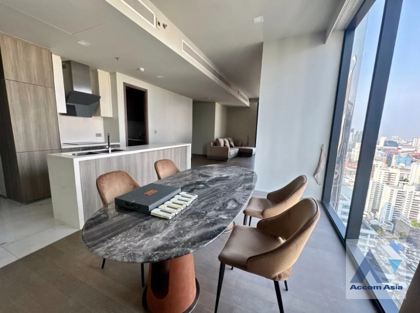 unitSpacious room with full-height windows and city views ( AA34446 )