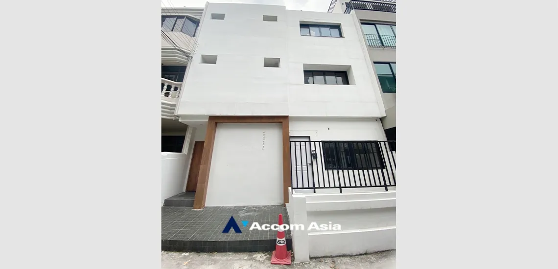 unit 5 Bedrooms  Townhouse For Rent in Sukhumvit, Bangkok  near BTS Phrom Phong (AA34449)