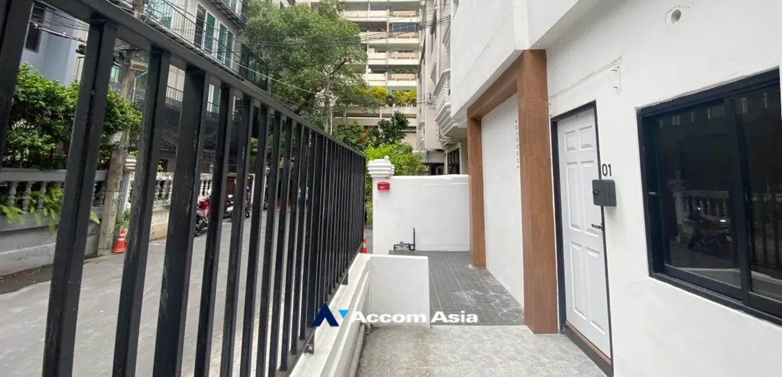 unit 5 Bedrooms  Townhouse For Rent in Sukhumvit, Bangkok  near BTS Phrom Phong (AA34449)