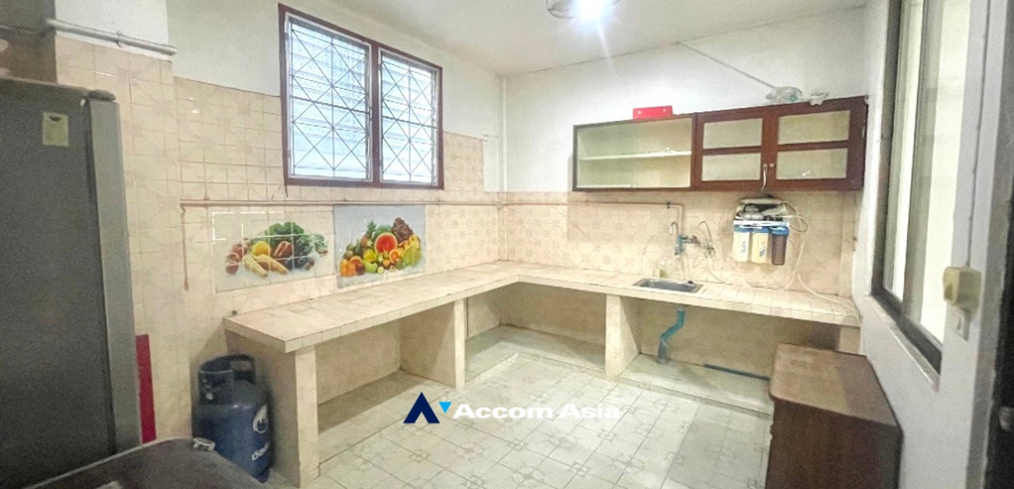 unit 4 Bedrooms  House For Sale in Sathorn, Bangkok  near BTS Chong Nonsi (AA34665)