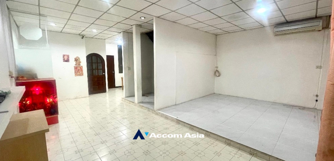 unit 4 Bedrooms  House For Sale in Sathorn, Bangkok  near BTS Chong Nonsi (AA34665)