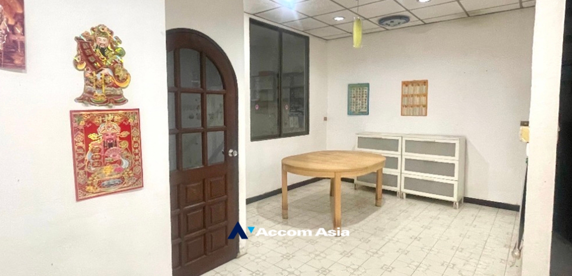 unit 4 Bedrooms  House For Sale in Sathorn, Bangkok  near BTS Chong Nonsi (AA34665)