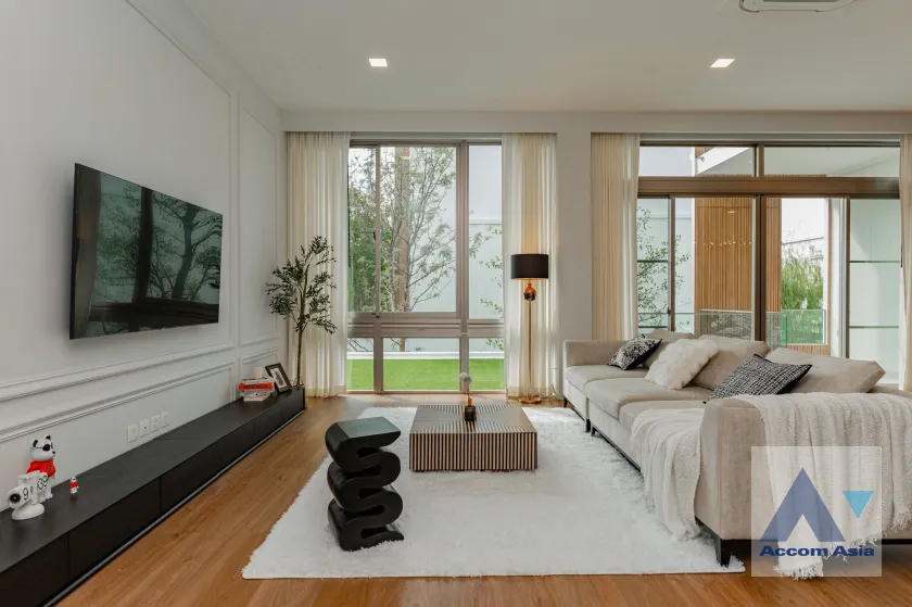 unit 4 Bedrooms  House For Sale in Latkrabang, Bangkok  near ARL Ban Thap Chang (AA34775)