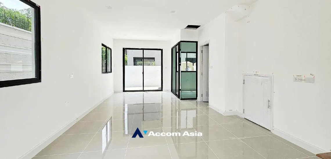unit 4 Bedrooms  House For Rent in Lat Phrao, Bangkok  near ARL Hua Mak (AA34798)