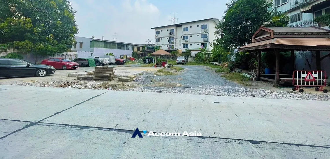 unit Land For Sale in Sukhumvit, Bangkok  near BTS Phra khanong (AA34804)