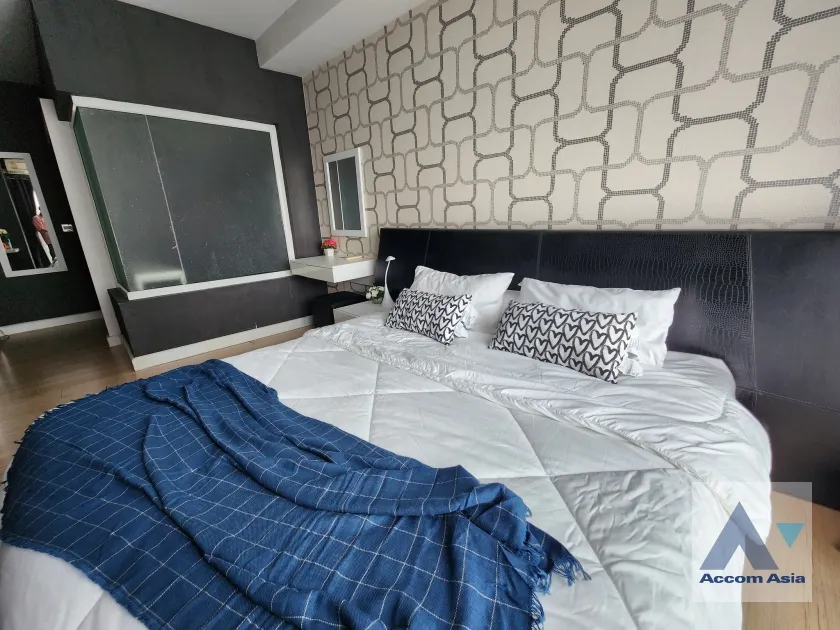 unit 1 Bedroom  Condominium For Sale in Sathorn, Bangkok  near BTS Chong Nonsi (AA34846)
