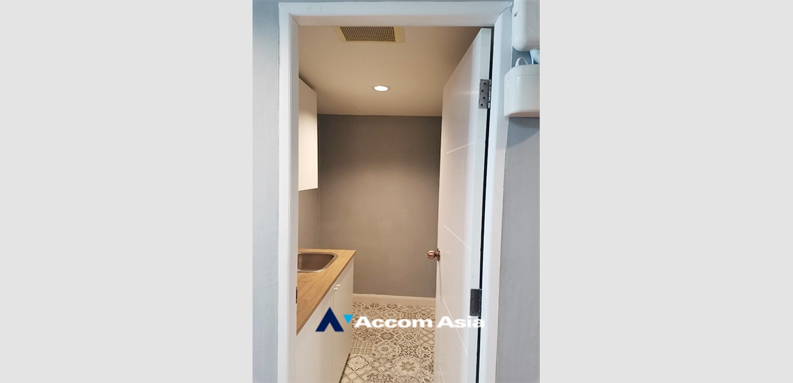  1  Condominium For Sale in Silom ,Bangkok BTS Surasak at Nusa State Tower AA34926