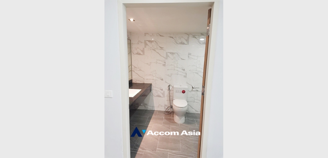 5  1 br Condominium For Sale in Silom ,Bangkok BTS Surasak at Nusa State Tower AA34943