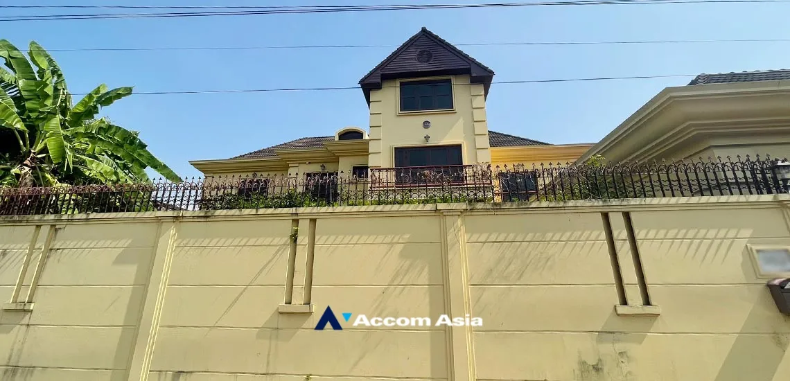 unit 5 Bedrooms  House For Rent in Sukhumvit, Bangkok  near BTS Ekkamai (AA34960)