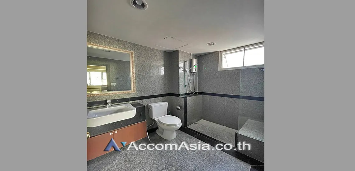 unit 3 Bedrooms  Condominium For Rent in Sukhumvit, Bangkok  near BTS Phrom Phong (24923)