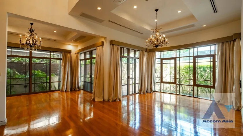 unit 4 Bedrooms  House For Rent in Sukhumvit, Bangkok  near BTS Phra khanong (AA35025)