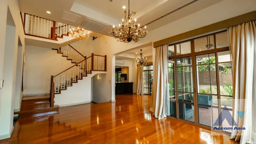 unit 4 Bedrooms  House For Rent in Sukhumvit, Bangkok  near BTS Phra khanong (AA35025)