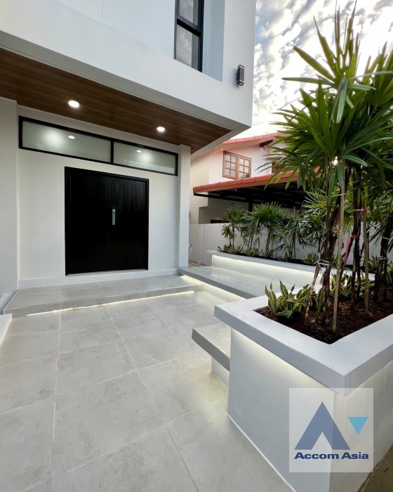  1  4 br House For Sale in Bang Na ,Bangkok  at Bangna Villa : House in Compound AA35043