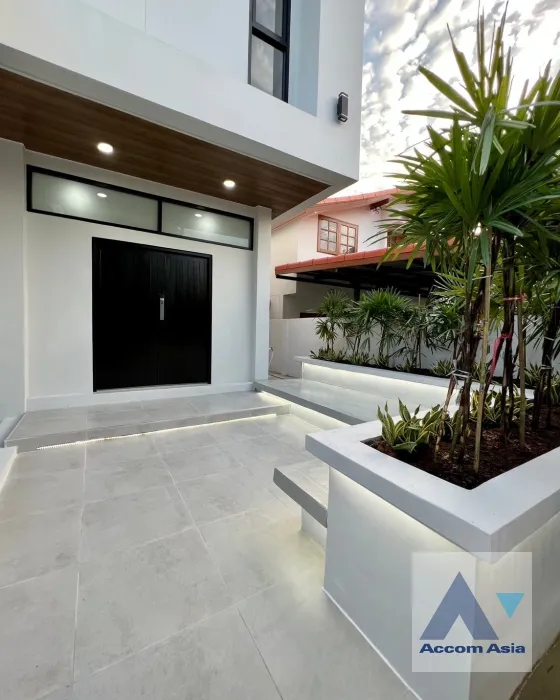unit 4 Bedrooms  House For Sale in Bang Na, Bangkok  (AA35043)