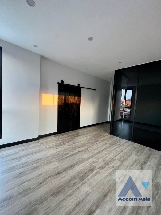 5  4 br House For Sale in Bang Na ,Bangkok  at Bangna Villa : House in Compound AA35043