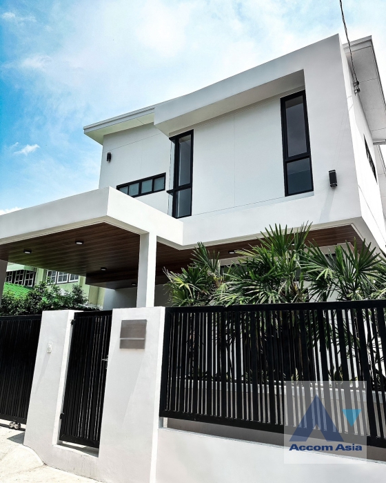  2  4 br House For Sale in Bang Na ,Bangkok  at Bangna Villa : House in Compound AA35043