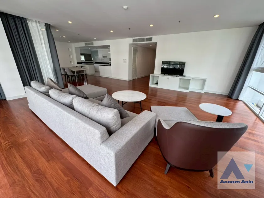 unit 3 Bedrooms  Apartment For Rent in Sukhumvit, Bangkok  near BTS Ekkamai (AA35093)
