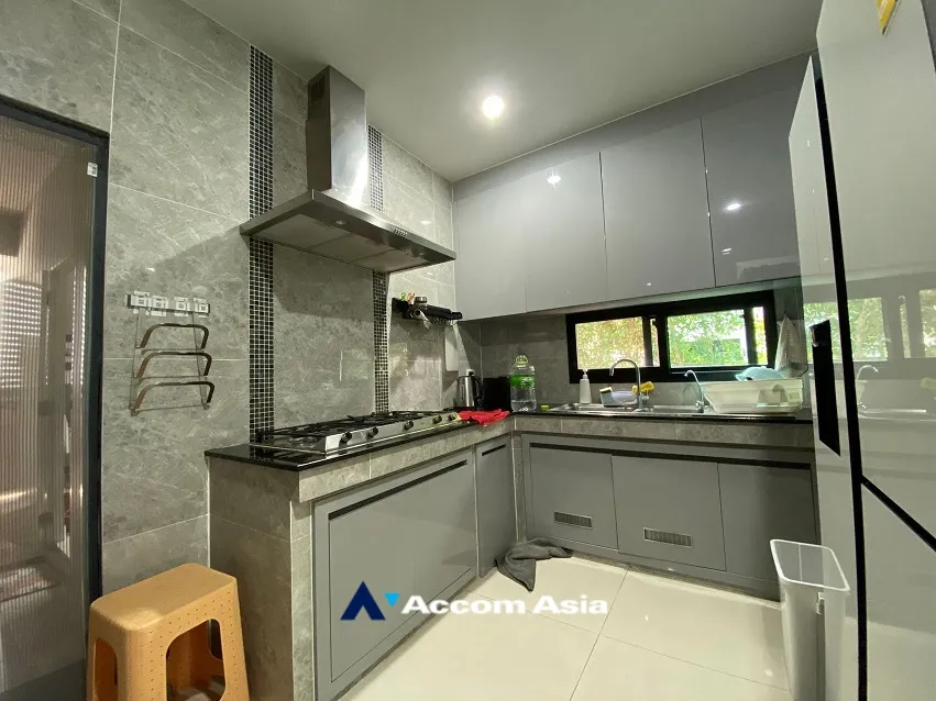 unit 6 Bedrooms  House For Sale in Pattanakarn, Bangkok  near ARL Hua Mak (AA35095)