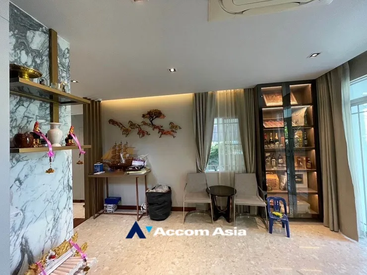 unit 6 Bedrooms  House For Rent & Sale in Samutprakan, Samutprakan  (AA35096)