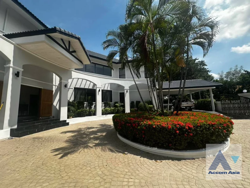 unitPet friendly |  5 Bedrooms  House For Rent in Pattanakarn, Bangkok  near BTS On Nut (54937)
