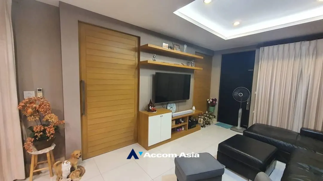 unit 4 Bedrooms  House For Rent & Sale in Pattanakarn, Bangkok  near ARL Ban Thap Chang (AA35176)