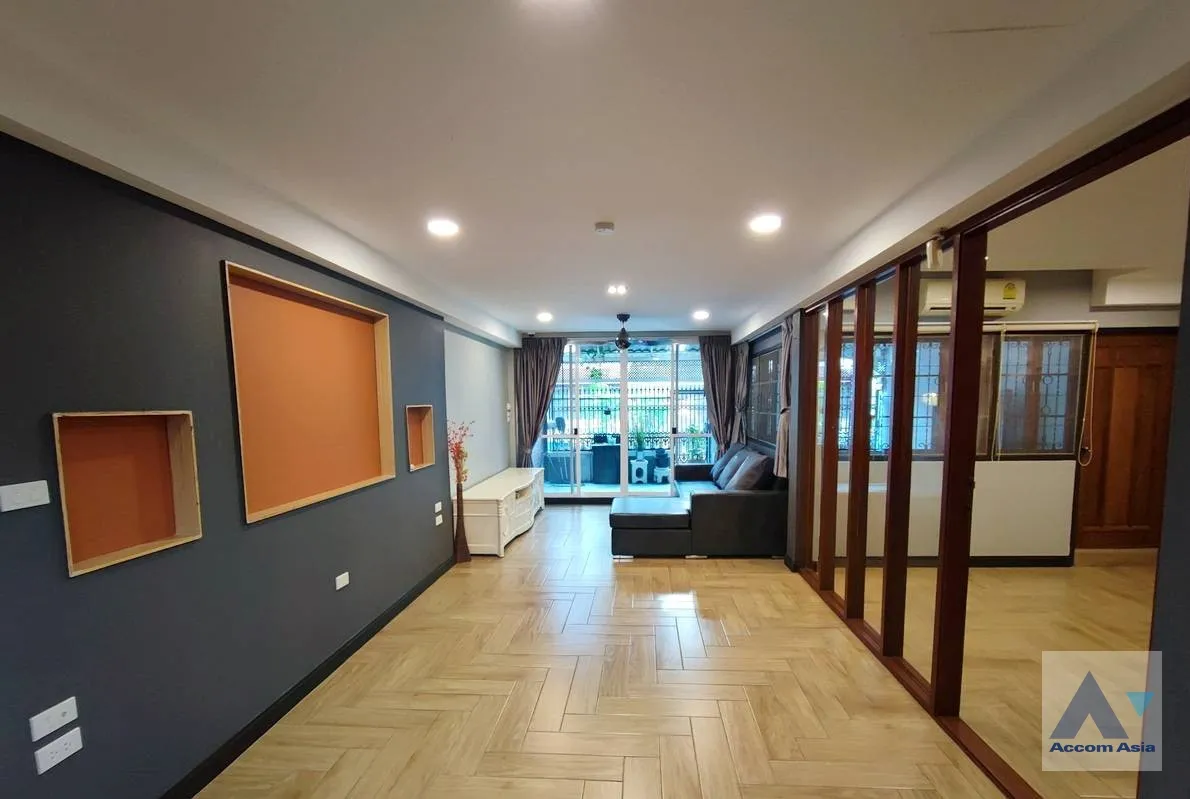  2  3 br Townhouse For Rent in Sukhumvit ,Bangkok BTS Thong Lo AA35220