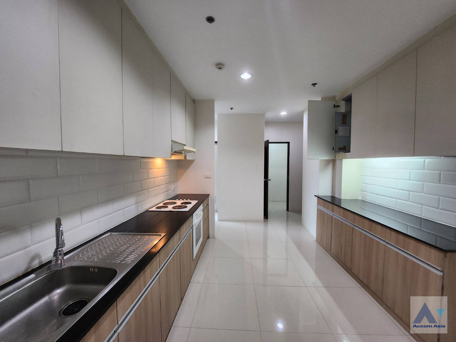 5  3 br Apartment For Rent in Sukhumvit ,Bangkok BTS Ekkamai at High-Rise Living with a Large Balcony Apartment in Ekkamai AA35223