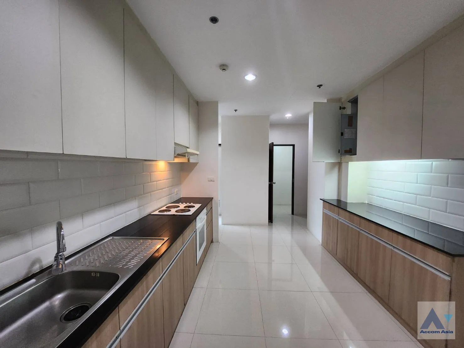 5  3 br Apartment for rent and sale in Sukhumvit ,Bangkok BTS Ekkamai at High-Rise Living with a Large Balcony Apartment in Ekkamai AA35223