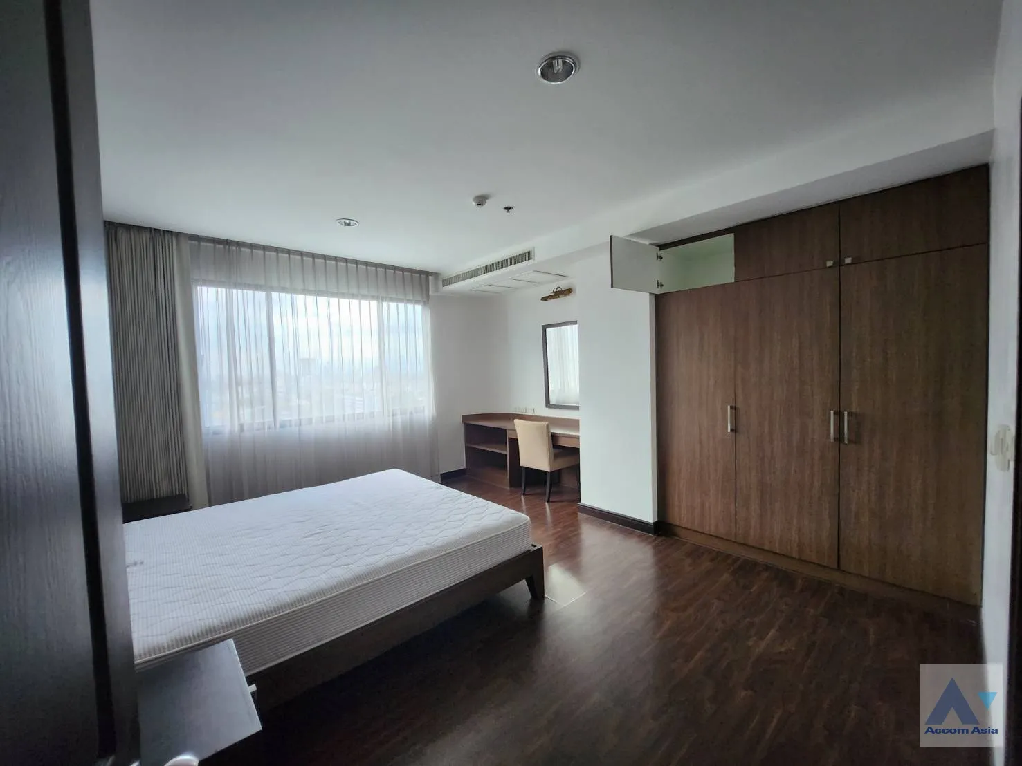 4  3 br Apartment For Rent in Sukhumvit ,Bangkok BTS Ekkamai at High-Rise Living with a Large Balcony Apartment in Ekkamai AA35223