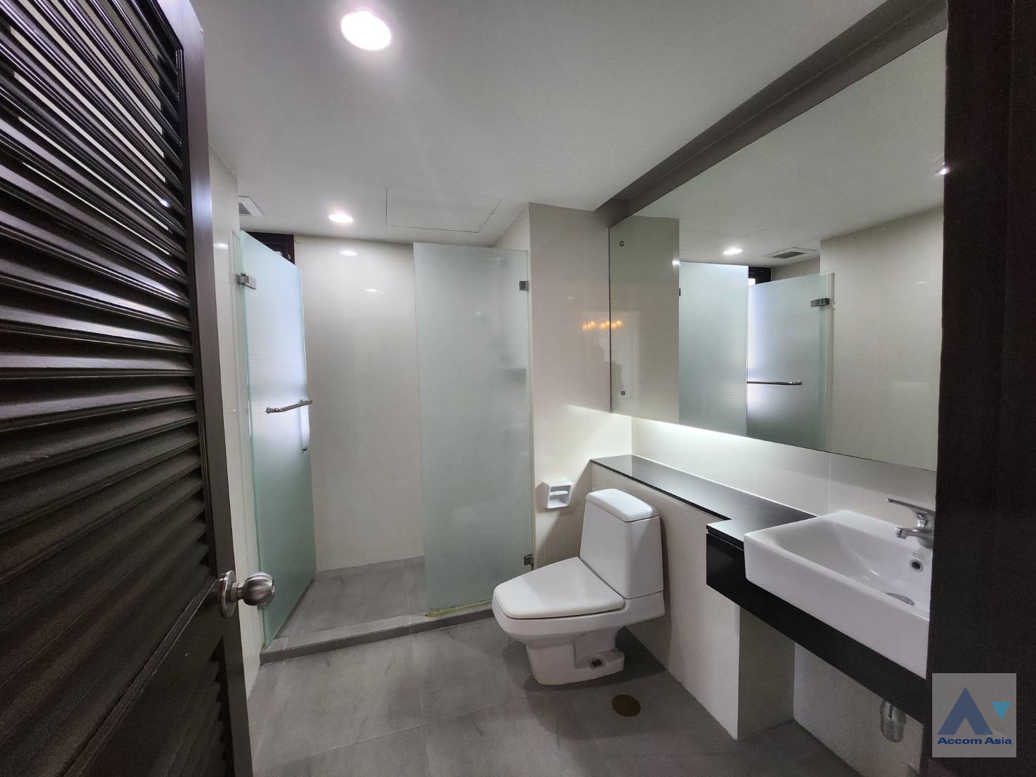 8  3 br Apartment For Rent in Sukhumvit ,Bangkok BTS Ekkamai at High-Rise Living with a Large Balcony Apartment in Ekkamai AA35223