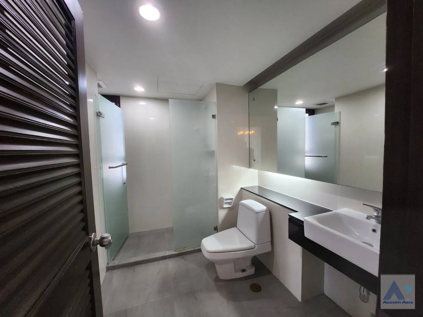 8  3 br Apartment for rent and sale in Sukhumvit ,Bangkok BTS Ekkamai at High-Rise Living with a Large Balcony Apartment in Ekkamai AA35223